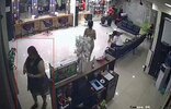 Dörtyol'da bir kuaför salonunda saç boyası, manikür ve pedikür yaptıran bir kadın müşteri, ödeme yapmadan kaçtı. Olay,...
